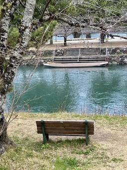 宇治川のベンチ〜冬〜 宇治,宇治川,冬の写真素材