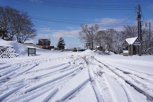 鳥取大山の冬の駐車場2　雪山素材　風景 雪,駐車場,轍の写真素材