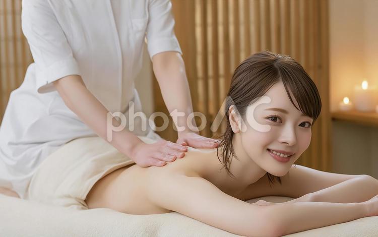 美容エステでマッサージを受ける笑顔の女性 女性,美容,エステの写真素材
