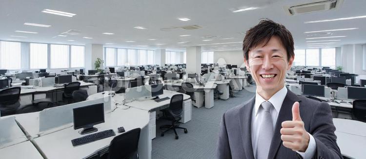 グッドサインを出すスーツの男性と職場 ビジネスマン,ビジネス,男性の写真素材