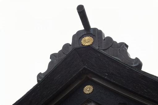 神社の屋根の菊紋 神社の屋根の菊紋の写真