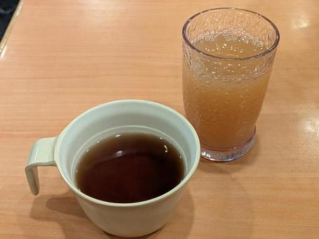 ファミレスのランチスープとソフトドリンク 屋内,ファミリーレストラン,ランチタイムの写真素材