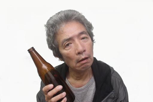 アルコール依存症シニア男性 シニア男性,アルコール依存症,アル中の写真素材