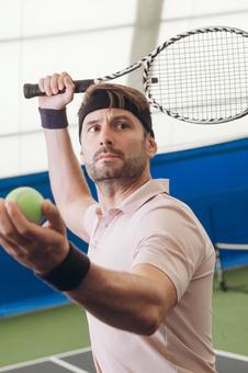青いコートに立つテニス選手の姿 男性,外国人,テニスの写真素材