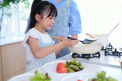 親子で料理をするキッチンのワンシーン 女の子,日本人,子供の写真素材