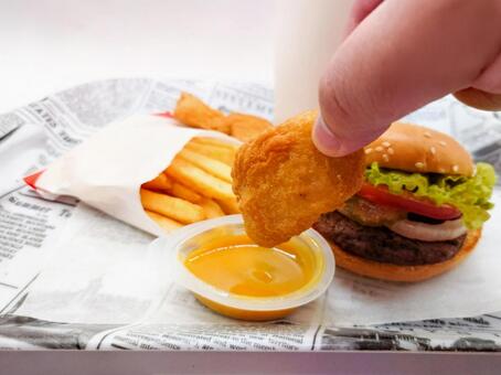 ジャンクフード ジャンクフード,チキンナゲット,ナゲットの写真素材