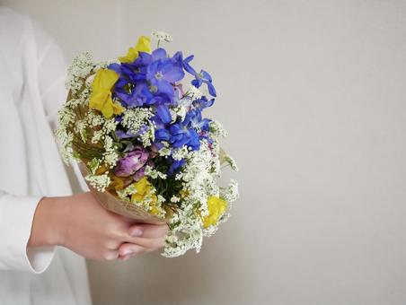花束を受け取る 花束を受け取る 花束,もらう,伝えるの写真素材