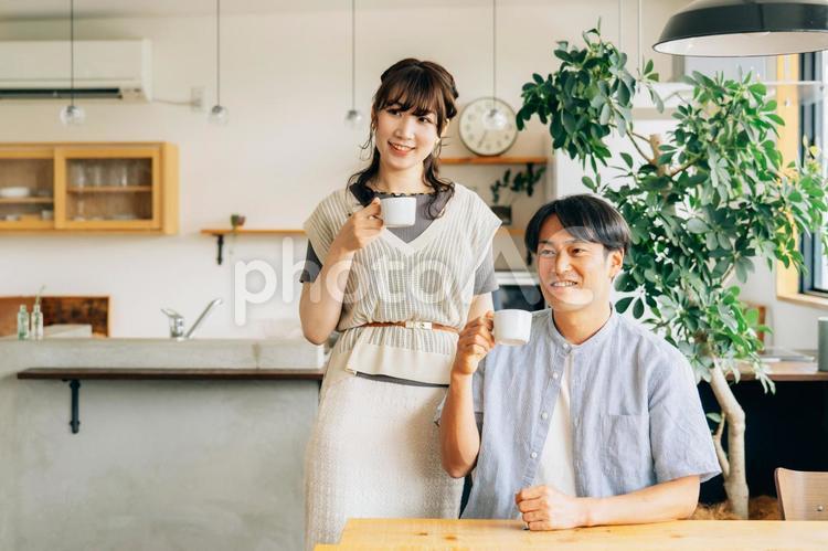 おしゃれ空間でコーヒーを飲む男女 コーヒー,夫婦,カップルの写真素材