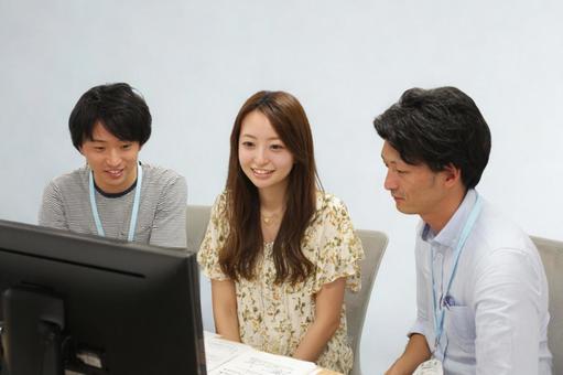 オフィスで打ち合わせの3人-4の写真