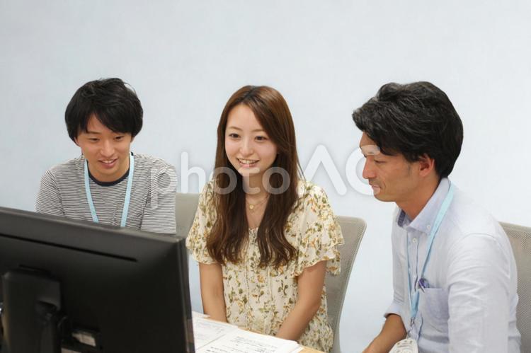 オフィスで打ち合わせの3人-4 オフィス,打ち合わせ,説明の写真素材