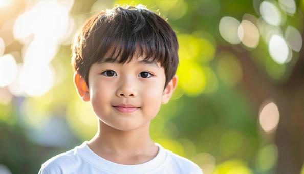 黄色い花を背景にした少年のポートレート 黄色い花を背景にした少年のポートレートの写真