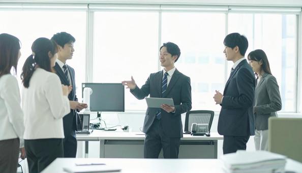 オフィスでの活気ある朝礼 オフィスでの活気ある朝礼の写真