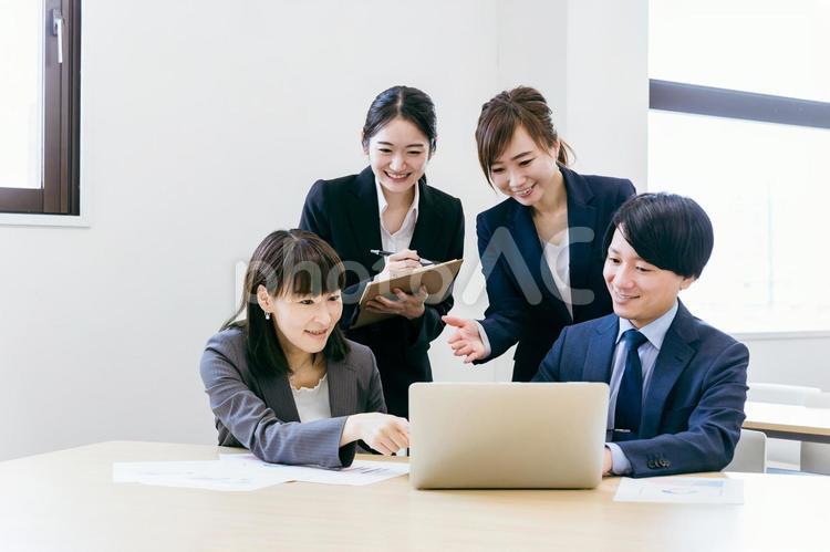 会議・打ち合わせをするビジネスマン ビジネス,会議,打ち合わせの写真素材