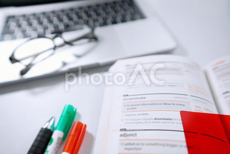 英語の勉強、パソコン、単語帳で暗記する（１） パソコン,英語,勉強の写真素材