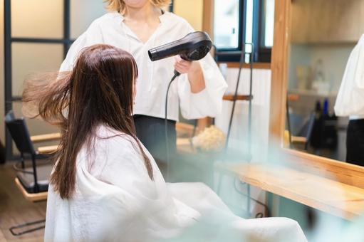 A woman who goes to a hair salon, head spa, treatment, hair salon, JPG