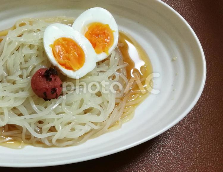 さっぱり梅干し入りの盛岡冷麵 冷麺,盛岡冷麺,名物の写真素材