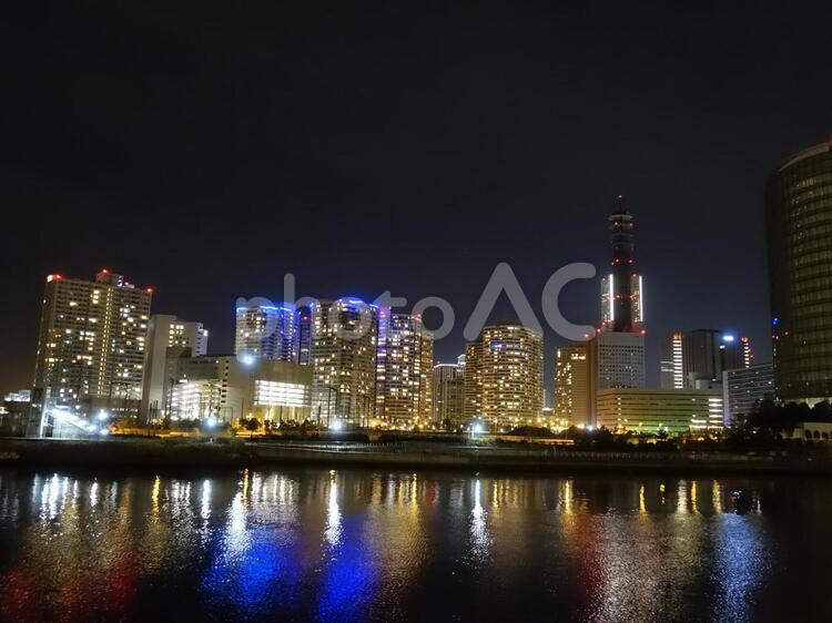 みなとみらい水面に映る夜景 夜景,デート,きらびやかの写真素材