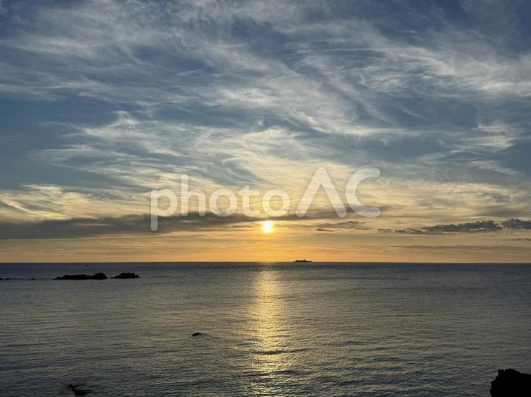 福井県鉾島　越前海岸の夕方の空 断崖絶壁,水平線,夕景の写真素材