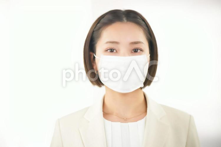 マスクをしている白いジャケットを着た女性1 女性,日本人,若者の写真素材
