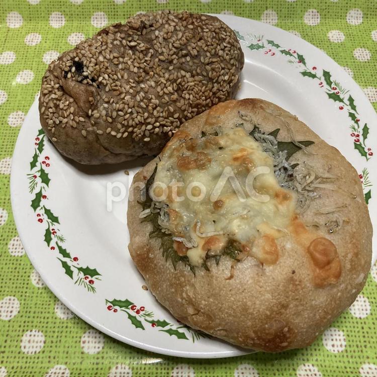 黒豆とクルミと雑穀＆チーズしそパン 雑穀パン,ごま,パンの写真素材