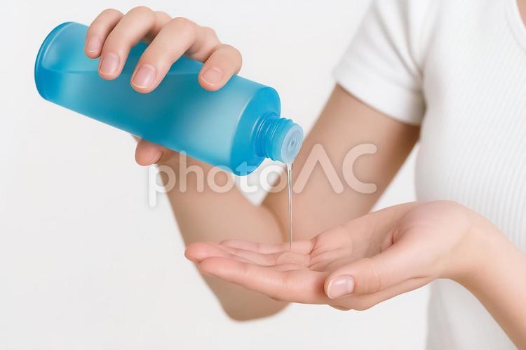 化粧水を手に出す女性 スキンケア,化粧水,美容の写真素材