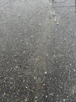雨粒が落ちるアスファルト 雨粒が落ちるアスファルトの写真