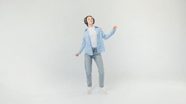 ノリノリなヘッドホンの女性 ノリノリなヘッドホンの女性の写真