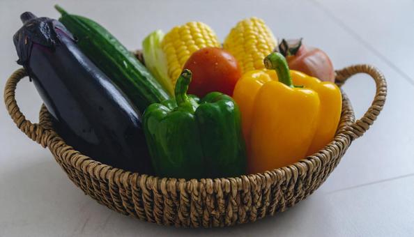 カゴに盛った夏野菜 カゴに盛った夏野菜の写真