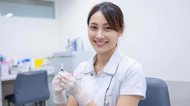 優しい看護師とワクチン接種の瞬間 優しい看護師とワクチン接種の瞬間の写真