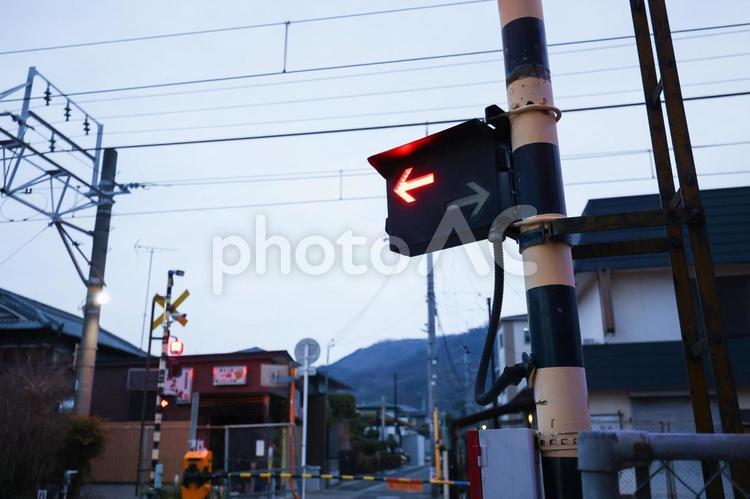 踏切内　電車が通過する瞬間 公共交通機関,踏切,快速電車の写真素材