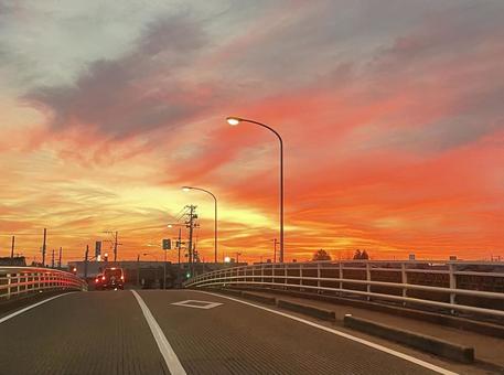 秋の夕暮れ空に広がる紅く萌える夕陽 夕陽,夕暮れ,道路の写真素材