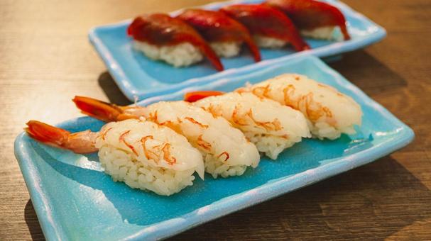 美味しそうな海老とマグロの握り寿司 美味しそうな海老とマグロの握り寿司 寿司,握り寿司,海老の写真素材