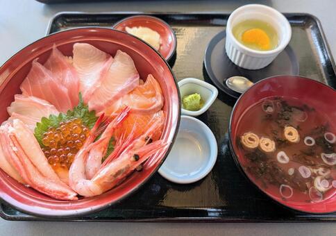 海鮮丼定食 海鮮丼,甘エビ,蟹の写真素材