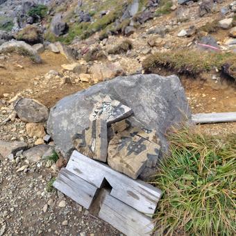 パズルみたいにバラバラになった標識 パズルみたいにバラバラになった標識 登山,ハイキング,山の写真素材