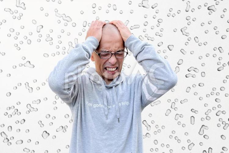 梅雨の雨の結露で悩んで頭を抱える中年男性 梅雨,雨,結露の写真素材