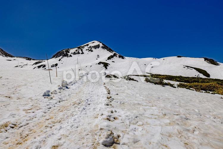 富山県　雪が残る室堂から望む風景 立山,雪山,冬の写真素材