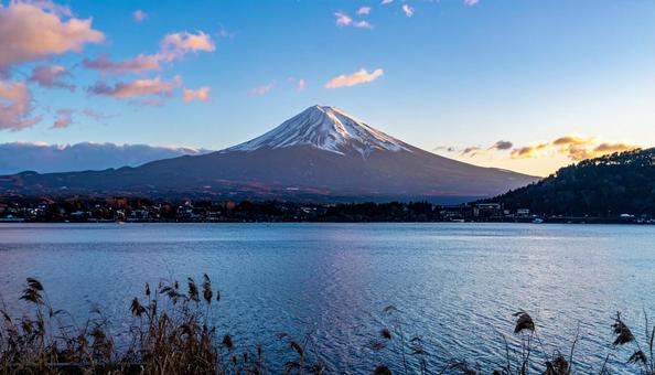 湖から望む山 湖から望む山の写真