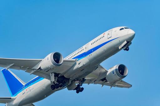 羽田空港から飛び立つ飛行機 羽田空港から飛び立つ飛行機 飛行機,乗り物,交通の写真素材