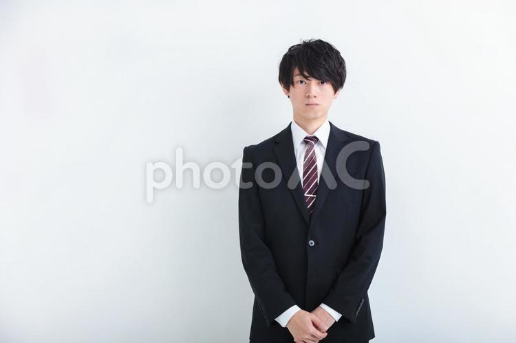 スーツを着たカメラ目線の男性　 男性,ビジネス,スーツの写真素材