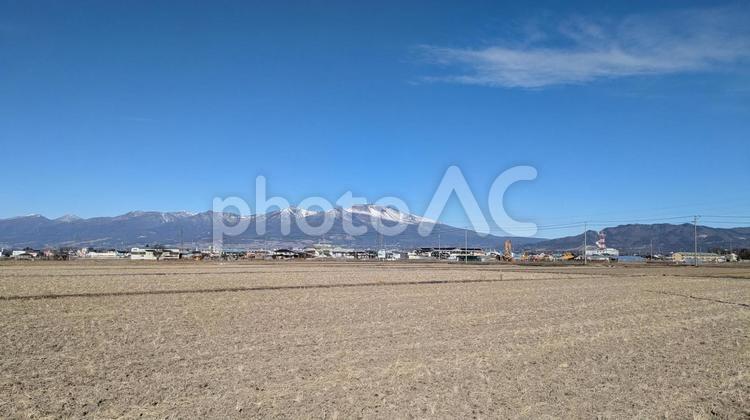 田舎の田園風景と雪を被った浅間山 浅間山,田んぼ,雪の写真素材