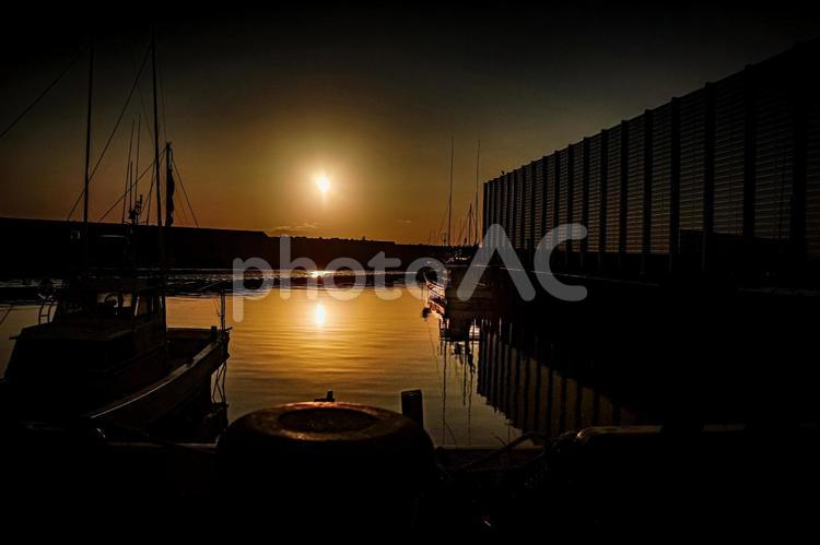 ＜素材＞夜明けの漁港と朝日と漁船の風景 漁船,船,港の写真素材