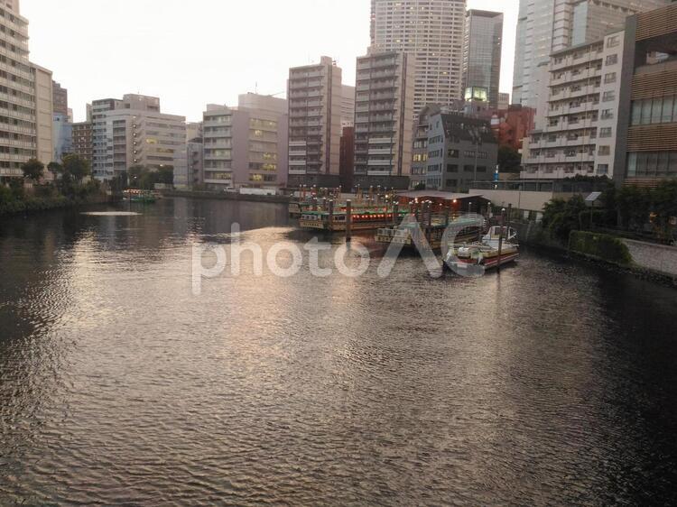東京品川の橋から見た屋形船_1 オフィス,オフィス街,ビルの写真素材