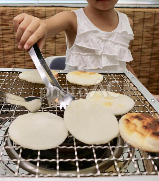 銚子電鉄のぬれ煎餅焼き体験 銚子,千葉,ぬれ煎餅の写真素材