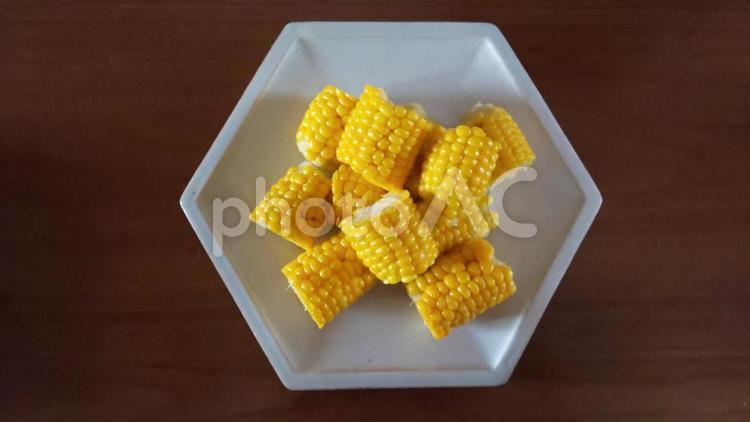 茹でとうもろこし 茹でとうもろこし,とうもろこし,塩ゆでの写真素材