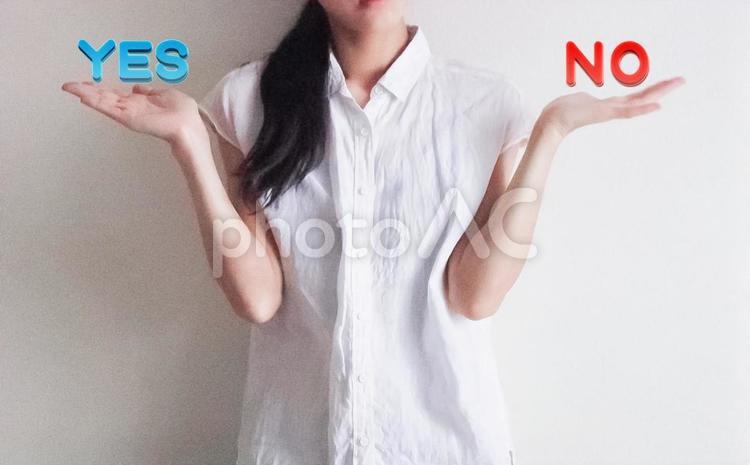YESとNOで迷う女性 イエス,ノー,オーケーの写真素材