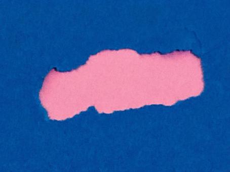 画用紙に穴の写真