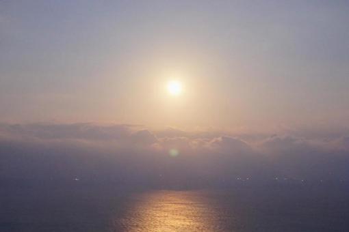 夕日と雲と海の風景 夕日と雲と海の風景の写真