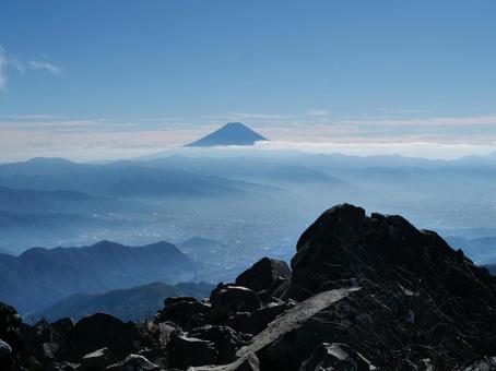 乾徳山山頂から望む富士山と甲府盆地 乾徳山山頂から望む富士山と甲府盆地の写真