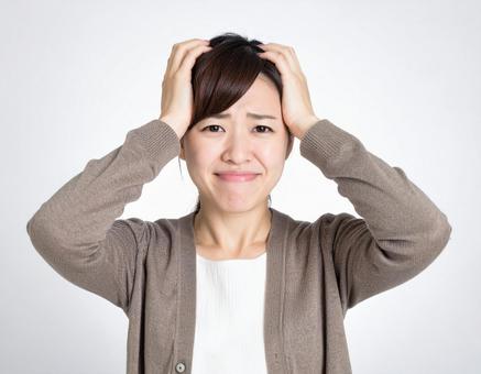 悩んでいる日本人女性の写真 悩んでいる日本人女性の写真の写真