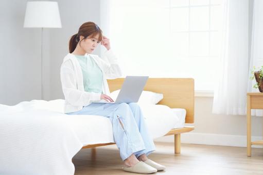 パソコンを見て困る女性 女性,ノートパソコン,見るの写真素材